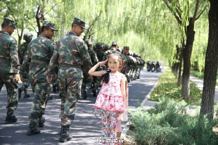 小女孩給參加閱兵的解放軍叔叔敬禮