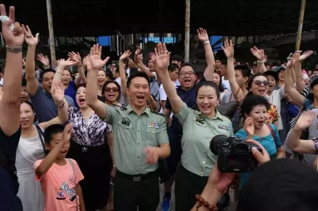 八一，軍事博物館廣場上發(fā)生了這一幕