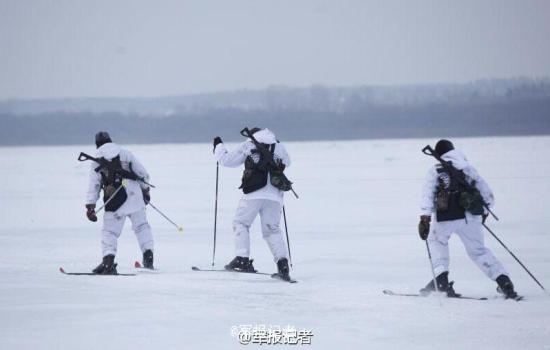 解放軍冬季滑雪高難度訓(xùn)練猛照