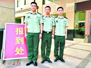 廣州校車起火 46名學(xué)生被官兵一分鐘抱下車