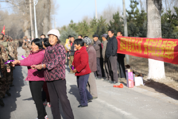 解放軍駐晉新兵拉練途中感受魚(yú)水深情