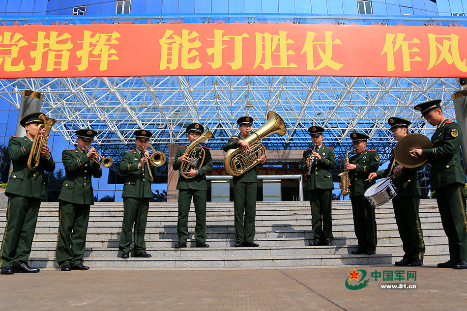 從門外漢到“常青樹”這支軍樂隊(duì)咋做到的