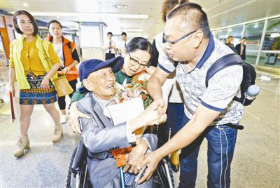 97歲臺老兵回四川省親:77年鄉(xiāng)音不改 想吃臘肉