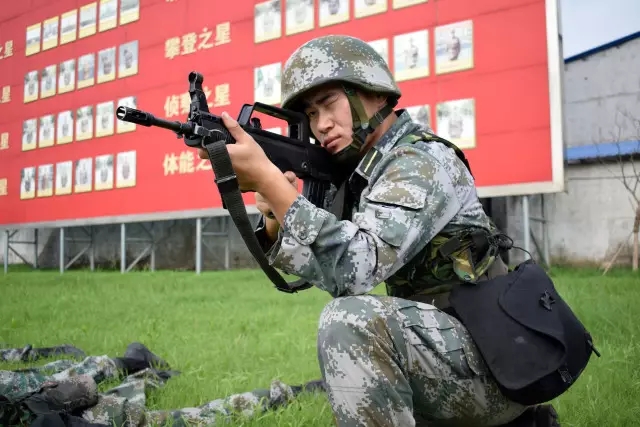 看到父親的軍裝照，他確定了自己的夢想