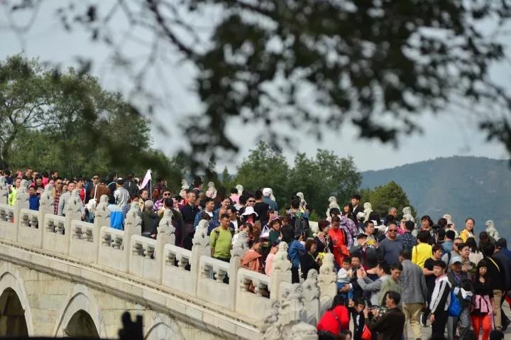 中國(guó)景區(qū)門票豈能“媚外”“苛內(nèi)”