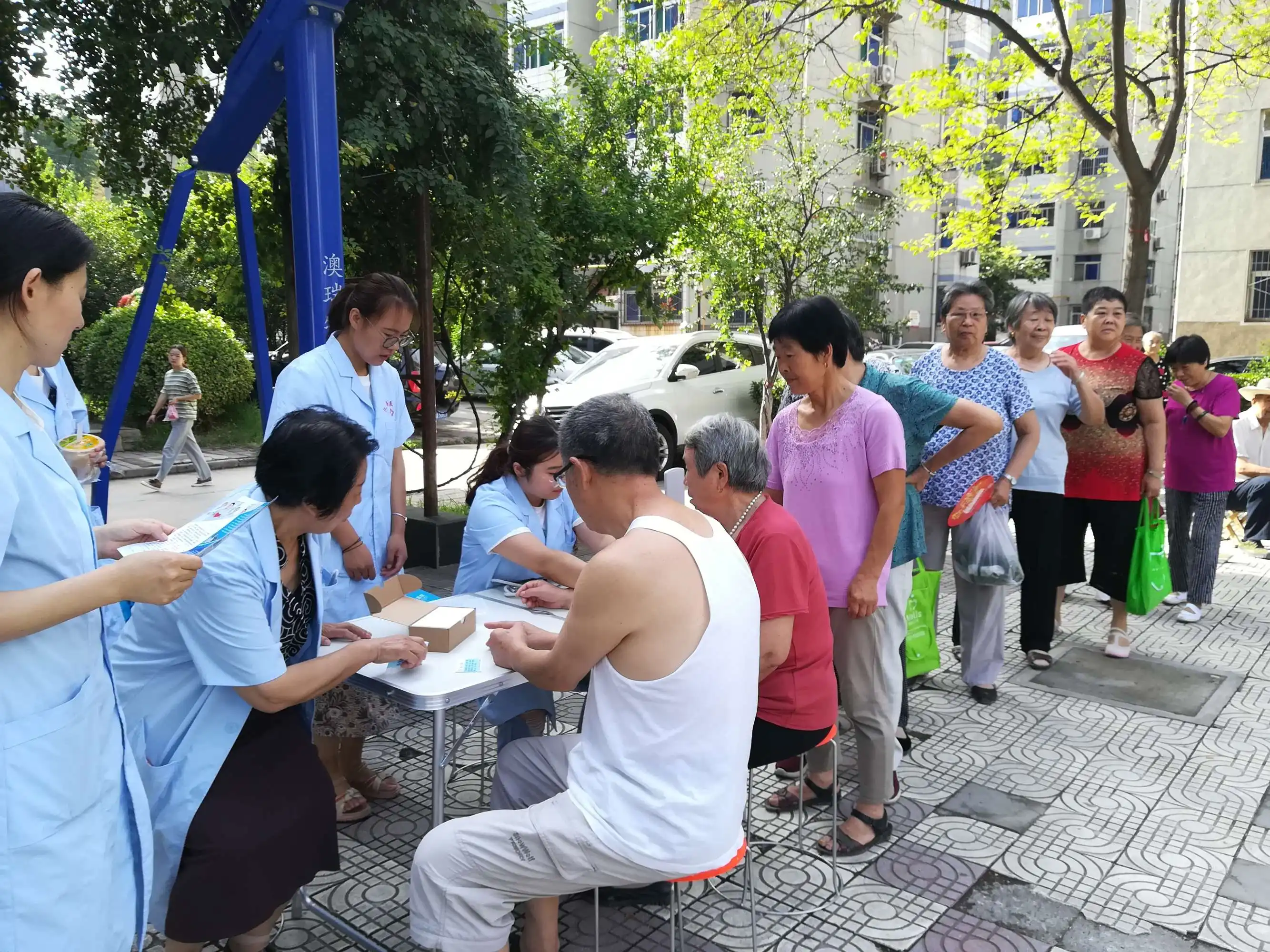 推進便民服務進社區(qū)