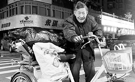 91歲老兵王坤森拾荒助學(xué)11年：那束點亮長夜的“燭光”